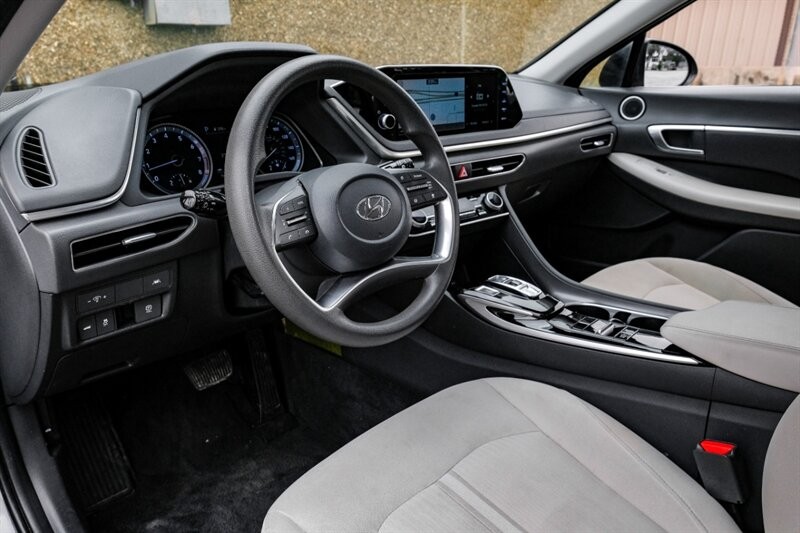 Hyundai Sonata Vehicle Full-screen Gallery Image 03