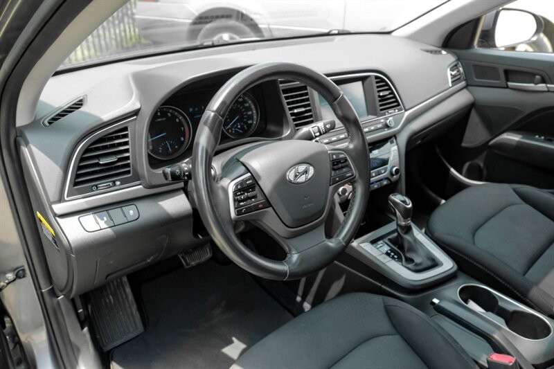 Hyundai Elantra Vehicle Full-screen Gallery Image 03