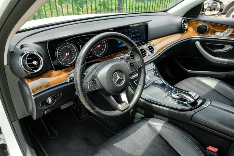 Mercedes-Benz E-Class Vehicle Full-screen Gallery Image 03
