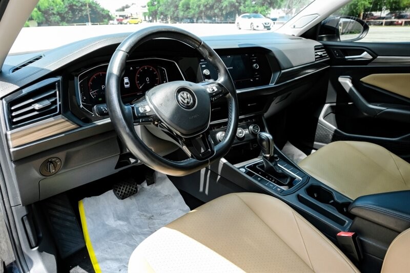 Volkswagen Jetta Vehicle Full-screen Gallery Image 03