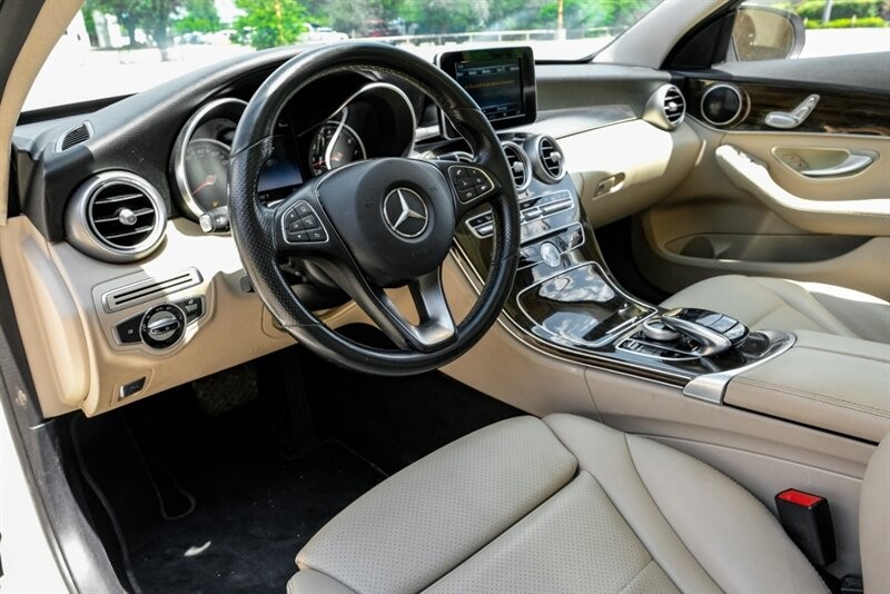 Mercedes-Benz C-Class Vehicle Full-screen Gallery Image 03