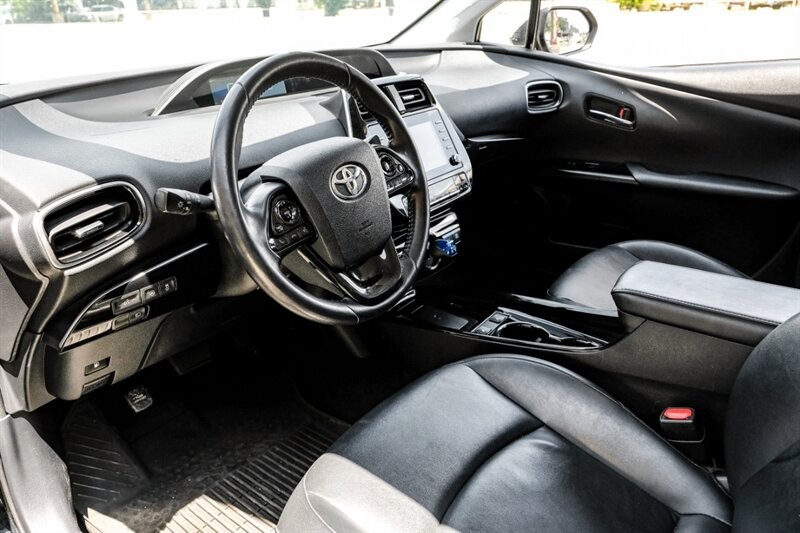 Toyota Prius Vehicle Full-screen Gallery Image 03