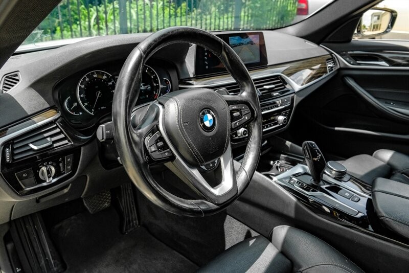 BMW 5 Series Vehicle Full-screen Gallery Image 03