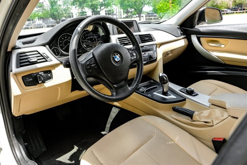 BMW 3 Series Vehicle Full-screen Gallery Image 03