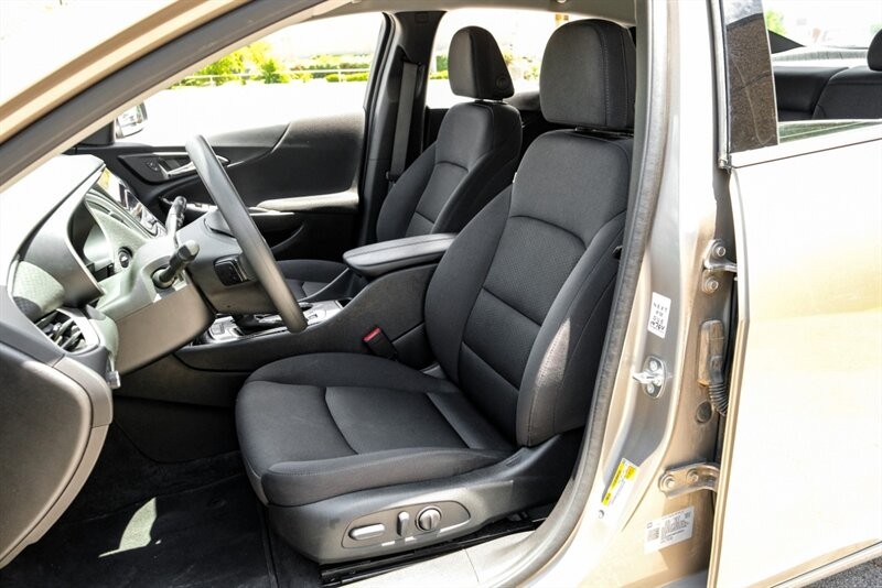 Chevrolet Malibu Vehicle Full-screen Gallery Image 03