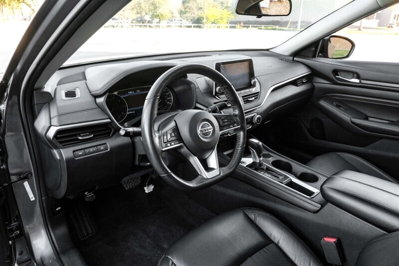 Nissan Altima Vehicle Full-screen Gallery Image 03