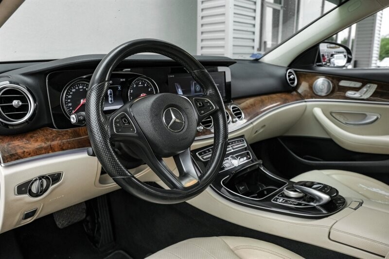 Mercedes-Benz E-Class Vehicle Full-screen Gallery Image 03