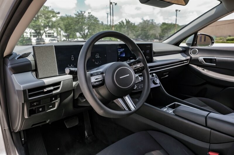 Hyundai Sonata Vehicle Full-screen Gallery Image 03