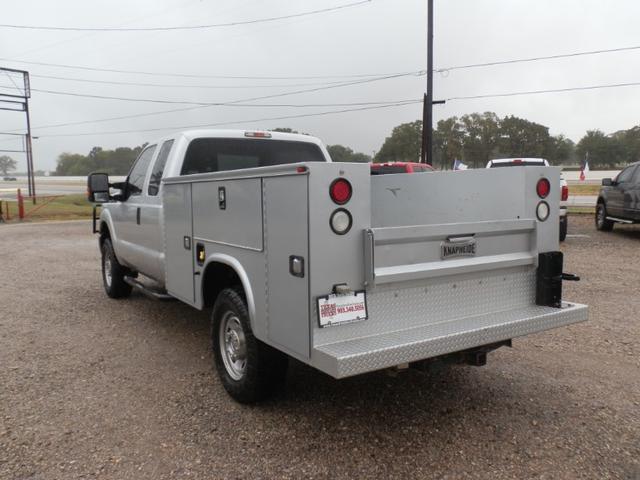 Ford Super Duty F-250 SRW Vehicle Full-screen Gallery Image 02