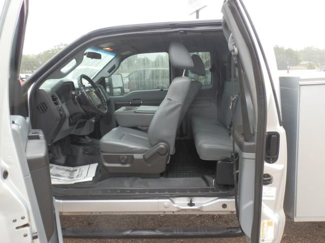 Ford Super Duty F-250 SRW Vehicle Full-screen Gallery Image 17