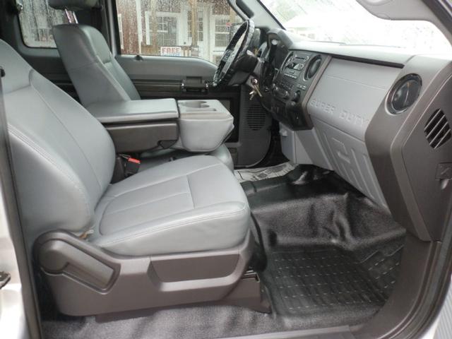 Ford Super Duty F-250 SRW Vehicle Full-screen Gallery Image 21