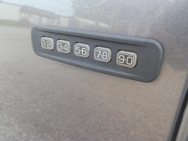 Ford Super Duty F-350 Vehicle Full-screen Gallery Image 35