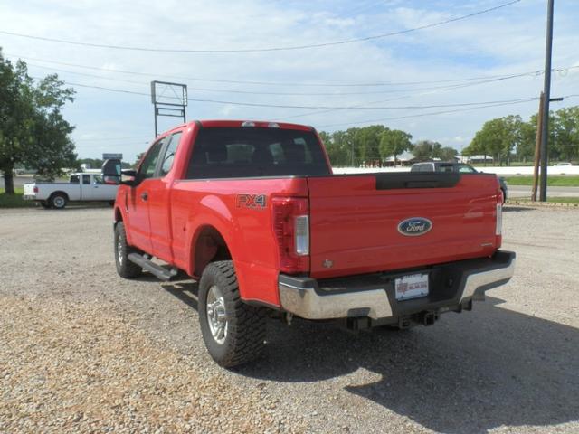 Ford Super Duty F-250 Vehicle Full-screen Gallery Image 02