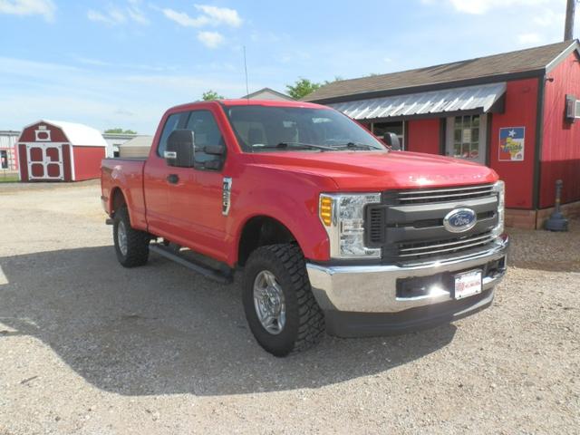 Ford Super Duty F-250 Vehicle Full-screen Gallery Image 03