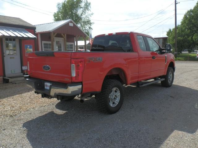 Ford Super Duty F-250 Vehicle Full-screen Gallery Image 04