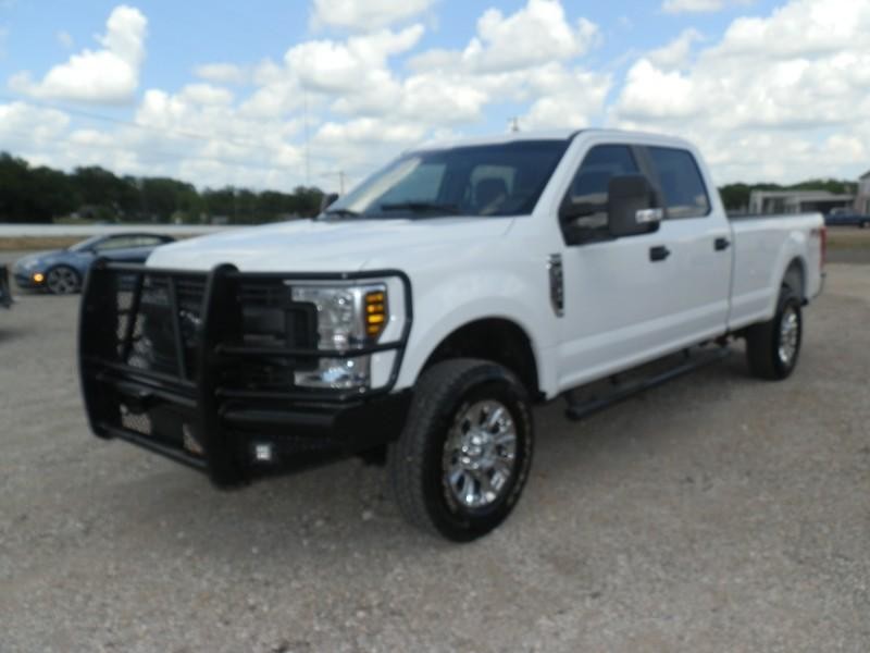 Ford Super Duty F-250 SRW Vehicle Full-screen Gallery Image 01