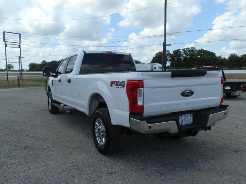 Ford Super Duty F-250 SRW Vehicle Full-screen Gallery Image 02