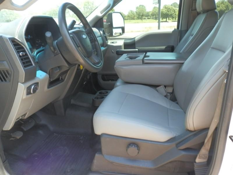 Ford Super Duty F-250 SRW Vehicle Full-screen Gallery Image 09