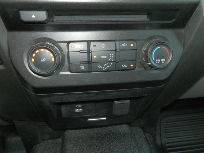 Ford Super Duty F-250 SRW Vehicle Full-screen Gallery Image 17