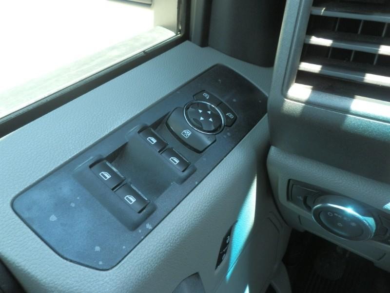 Ford Super Duty F-250 SRW Vehicle Full-screen Gallery Image 18