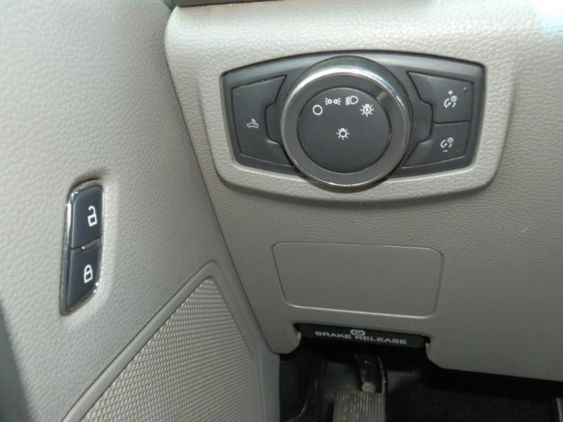 Ford Super Duty F-250 SRW Vehicle Full-screen Gallery Image 23