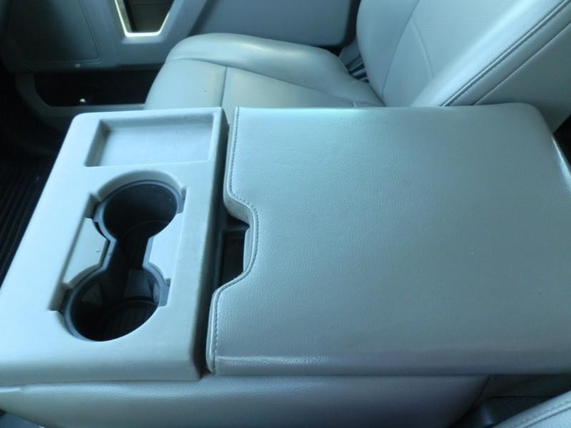 Ford Super Duty F-250 SRW Vehicle Full-screen Gallery Image 24