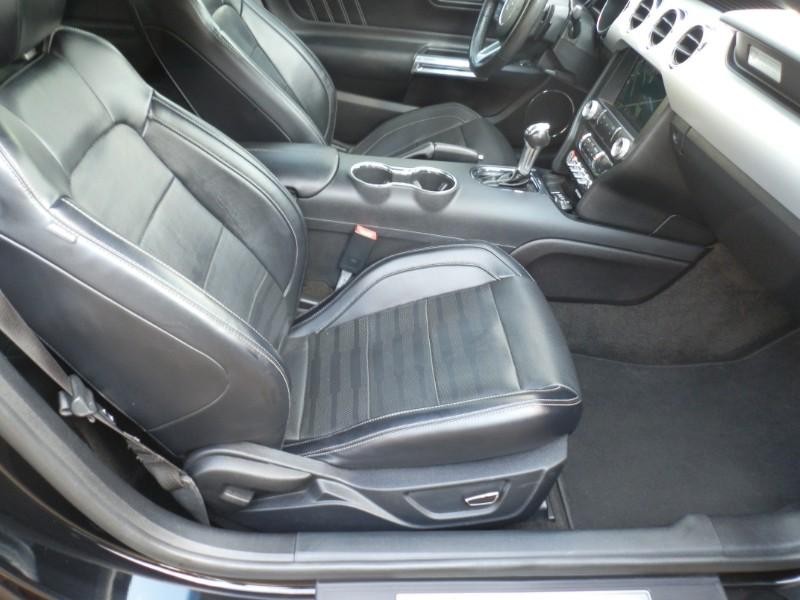 Ford Mustang Vehicle Full-screen Gallery Image 11