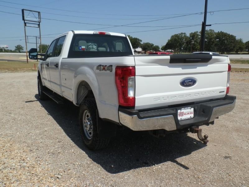 Ford Super Duty F-250 Vehicle Full-screen Gallery Image 02
