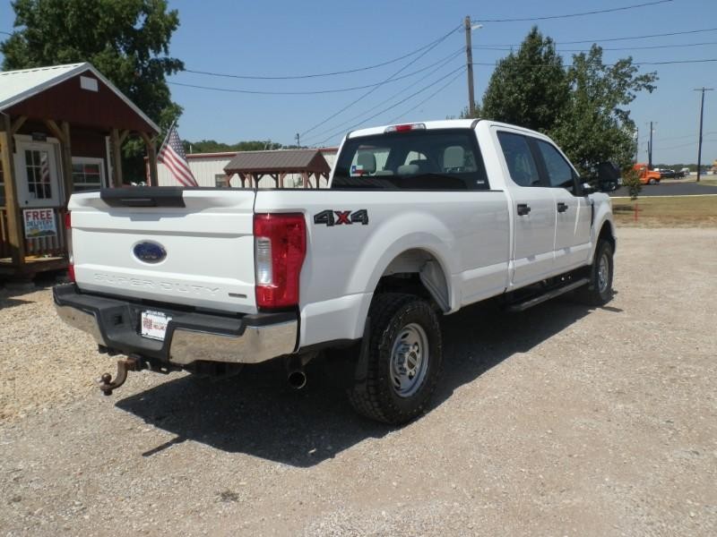 Ford Super Duty F-250 Vehicle Full-screen Gallery Image 04