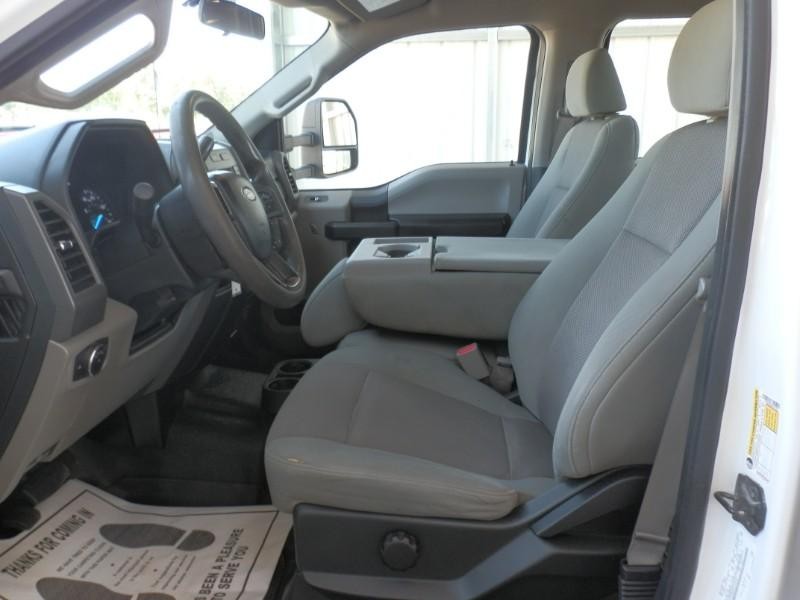 Ford Super Duty F-250 Vehicle Full-screen Gallery Image 09