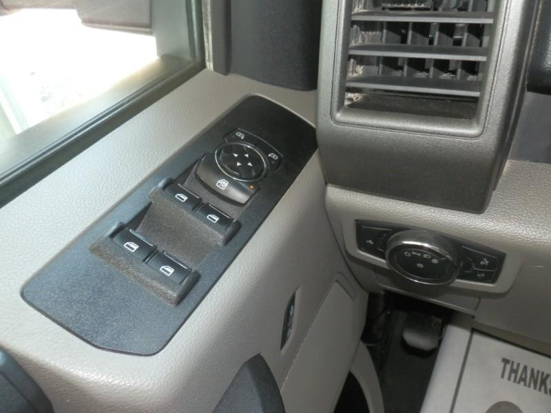 Ford Super Duty F-250 Vehicle Full-screen Gallery Image 15