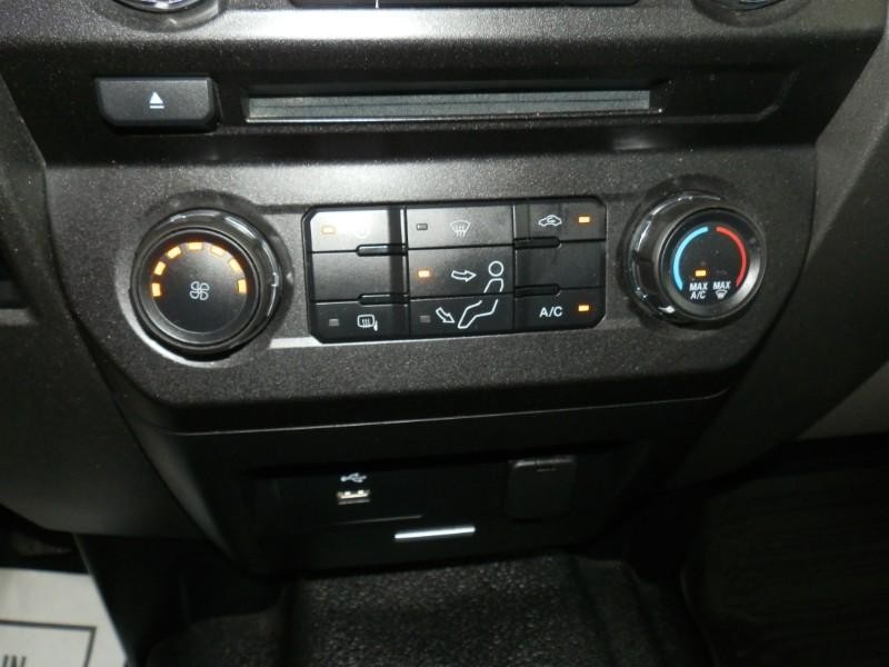 Ford Super Duty F-250 Vehicle Full-screen Gallery Image 17