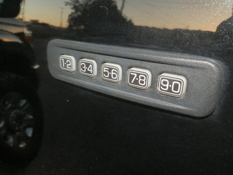 Ford Super Duty F-250 Vehicle Full-screen Gallery Image 27