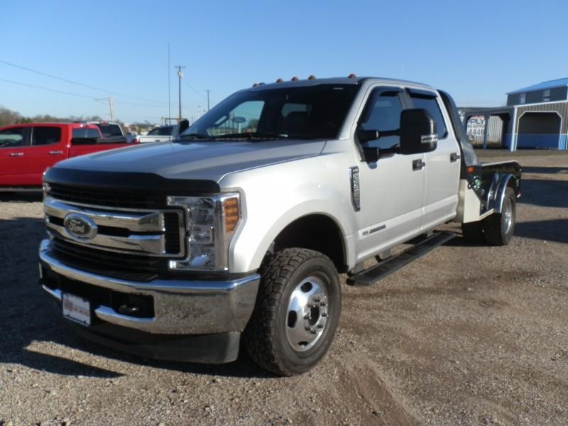 Ford Super Duty F-350 DRW Vehicle Full-screen Gallery Image 01