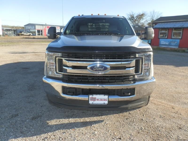 Ford Super Duty F-350 DRW Vehicle Full-screen Gallery Image 05