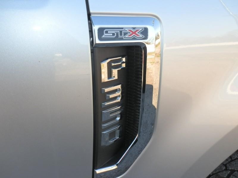 Ford Super Duty F-350 DRW Vehicle Full-screen Gallery Image 09