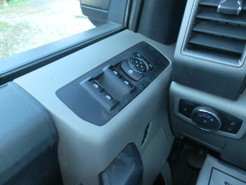 Ford Super Duty F-350 DRW Vehicle Full-screen Gallery Image 19