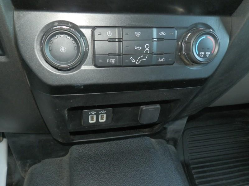 Ford Super Duty F-350 DRW Vehicle Full-screen Gallery Image 20