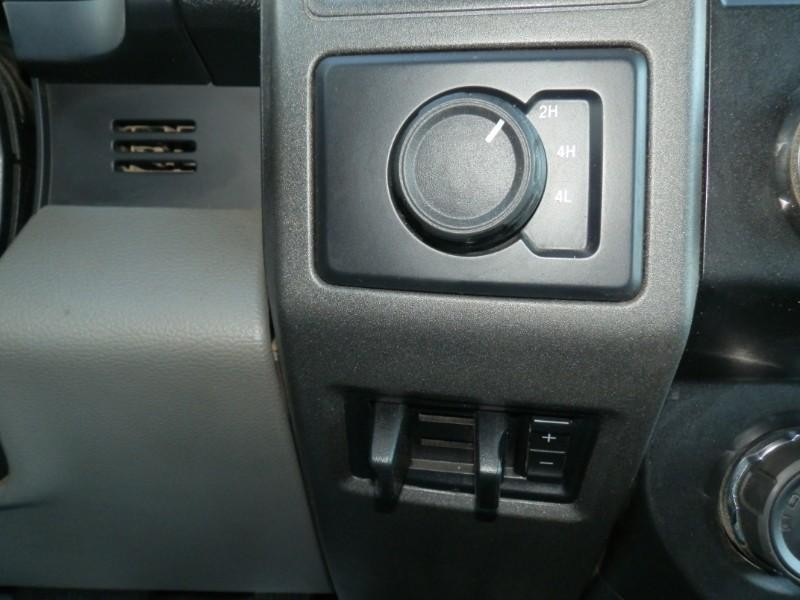 Ford Super Duty F-350 DRW Vehicle Full-screen Gallery Image 21