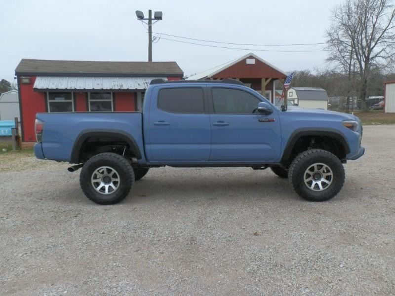Toyota Tacoma Vehicle Full-screen Gallery Image 06