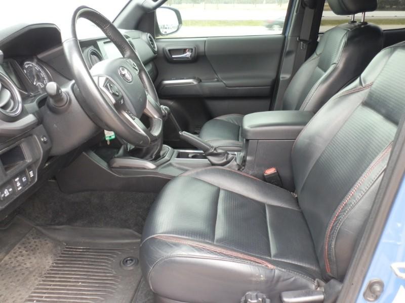 Toyota Tacoma Vehicle Full-screen Gallery Image 11