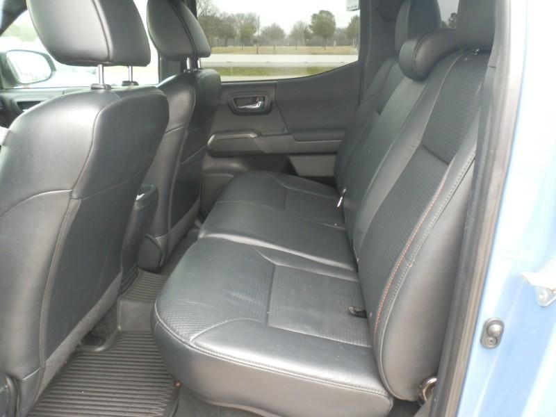 Toyota Tacoma Vehicle Full-screen Gallery Image 12