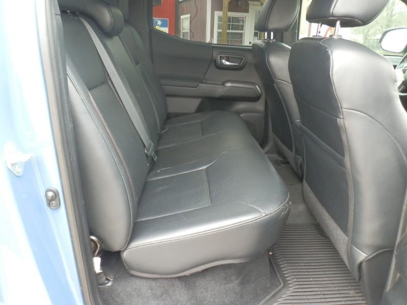 Toyota Tacoma Vehicle Full-screen Gallery Image 14