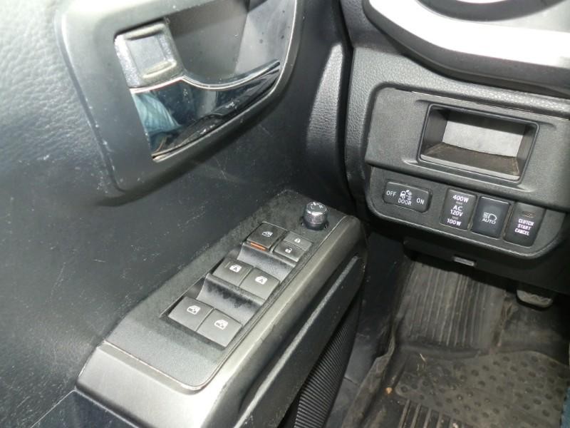 Toyota Tacoma Vehicle Full-screen Gallery Image 15