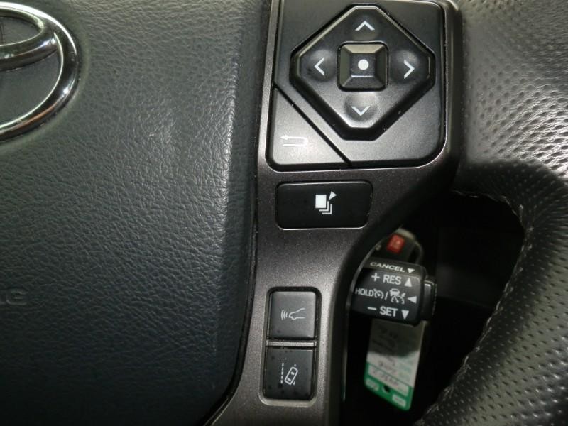 Toyota Tacoma Vehicle Full-screen Gallery Image 17