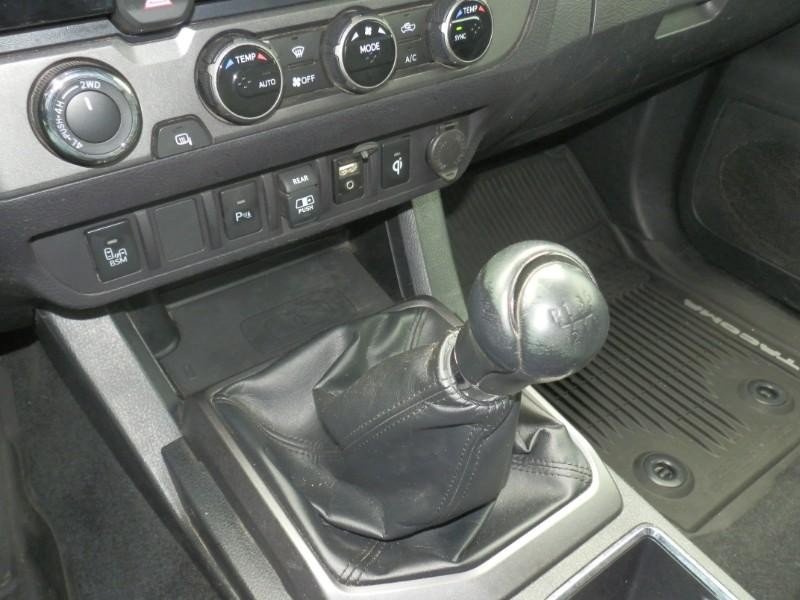 Toyota Tacoma Vehicle Full-screen Gallery Image 19