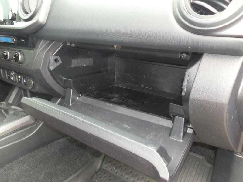 Toyota Tacoma Vehicle Full-screen Gallery Image 21