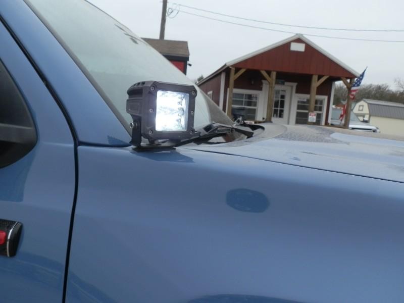 Toyota Tacoma Vehicle Full-screen Gallery Image 24