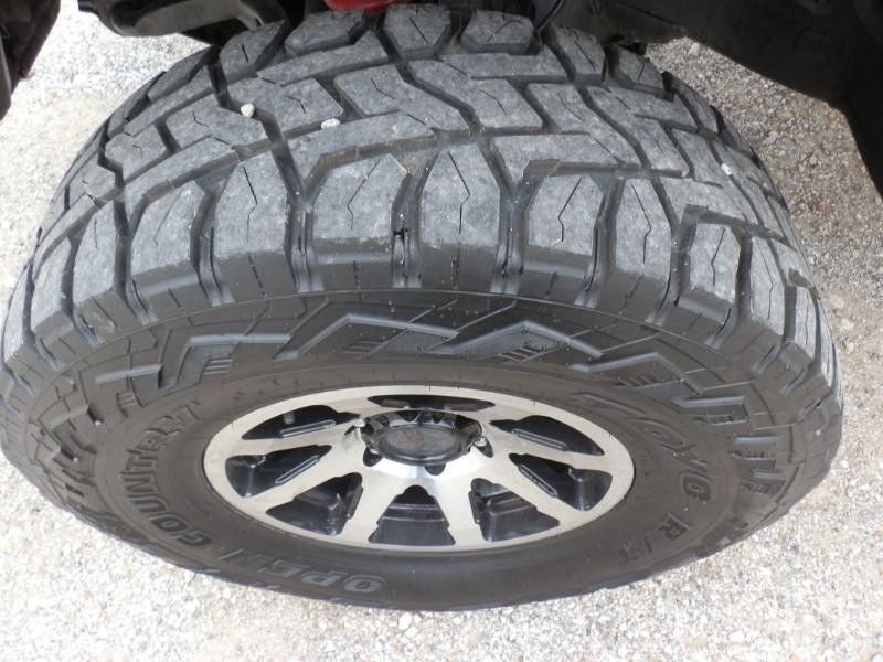 Toyota Tacoma Vehicle Full-screen Gallery Image 27