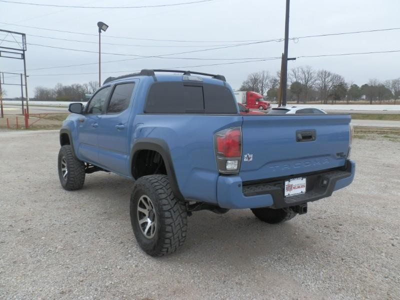 Toyota Tacoma Vehicle Full-screen Gallery Image 36